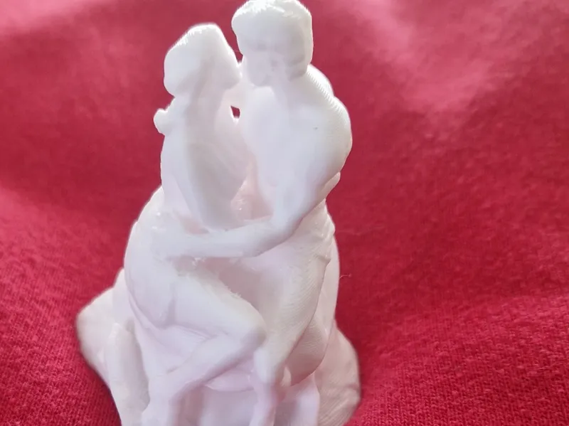 scultura 3d di due dei grechi che si baciano