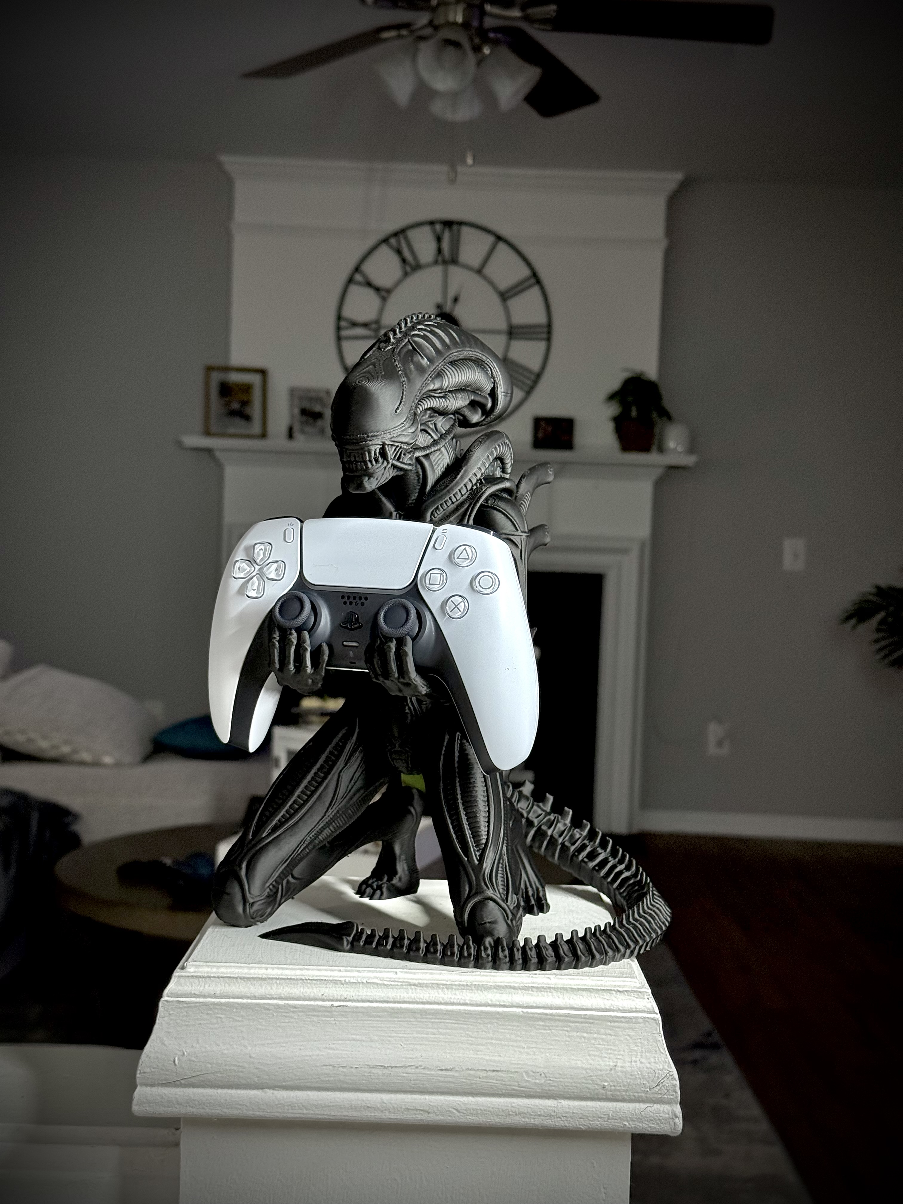 Miniatura 2 do modelo 3D Large Xenomorph (Alien) Controller Stand! Xbox/PS5