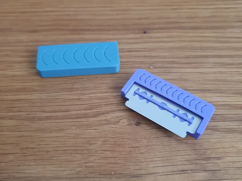 Razor blade holder (for microscoping)