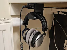 Headphone hanger with place to hold FiOO Olympus 2