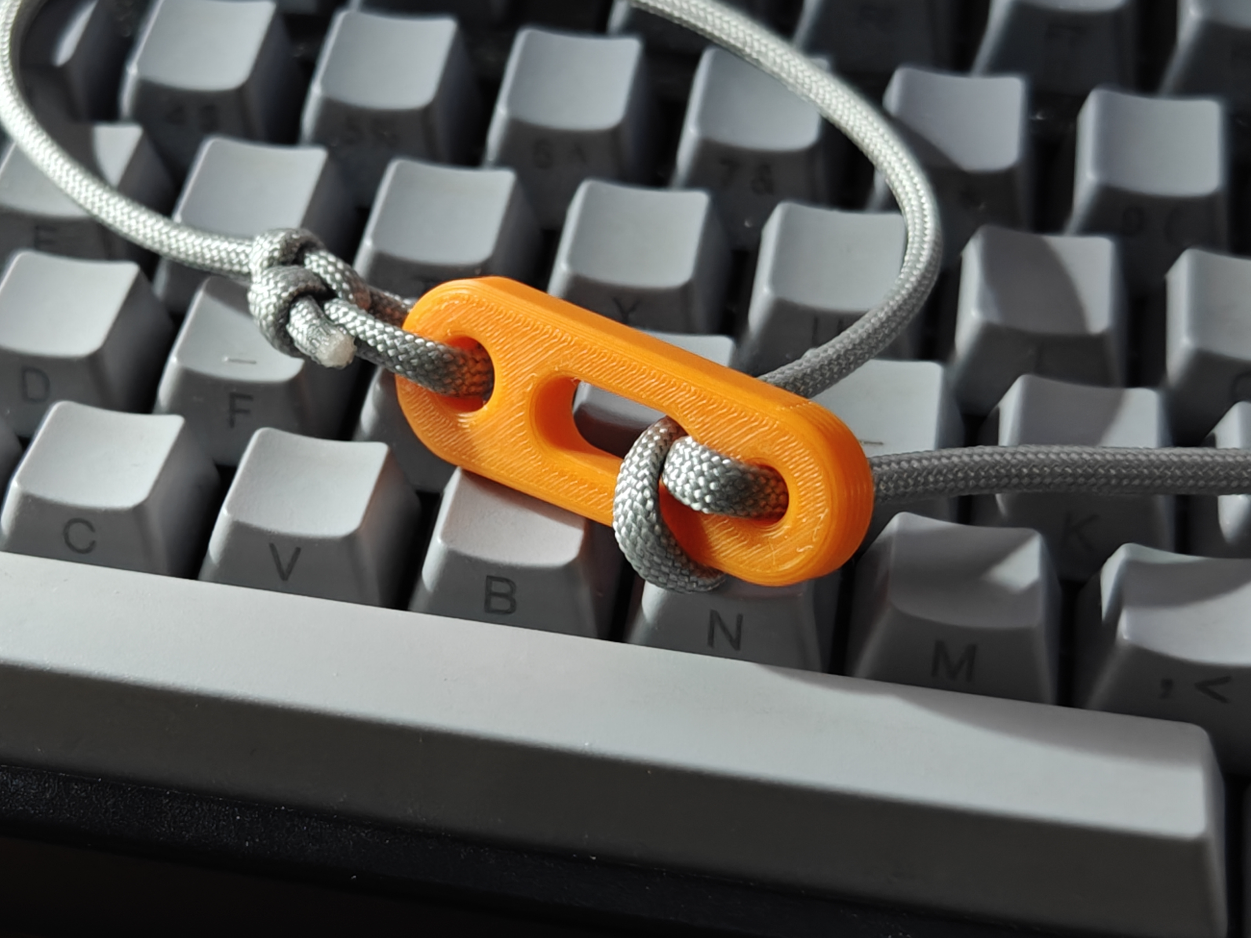 Miniatura 1 do modelo 3D 免打结自锁伞绳扣具