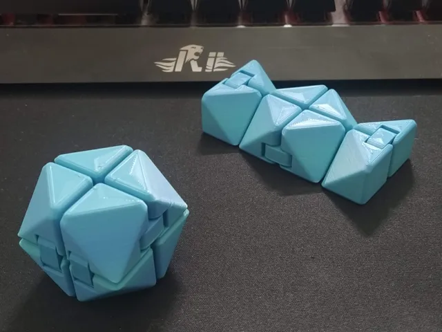 Infinity triangle cube fidget toy
