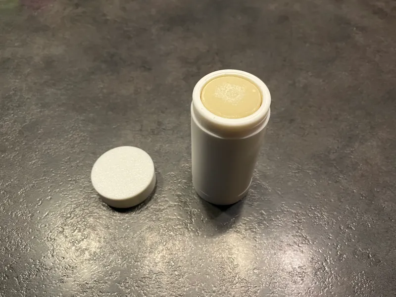 Tube de déodorant rotatif rechargeable