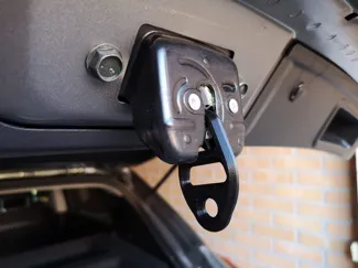 Fastener for tying down the trunk lid