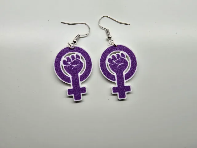 Pendientes día de la mujer puño en alto
