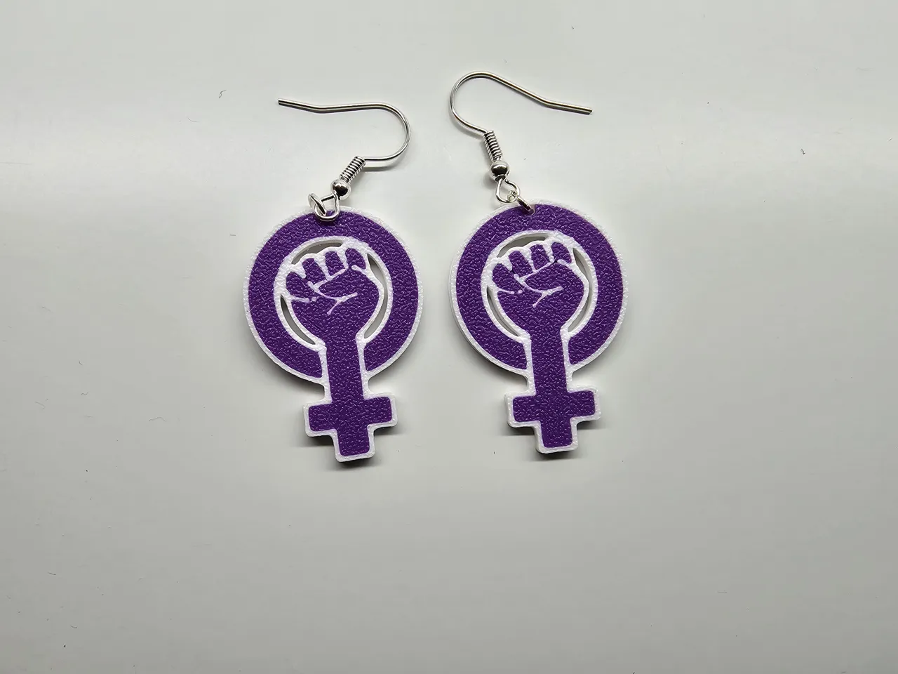 Pendientes día de la mujer puño en alto view 2