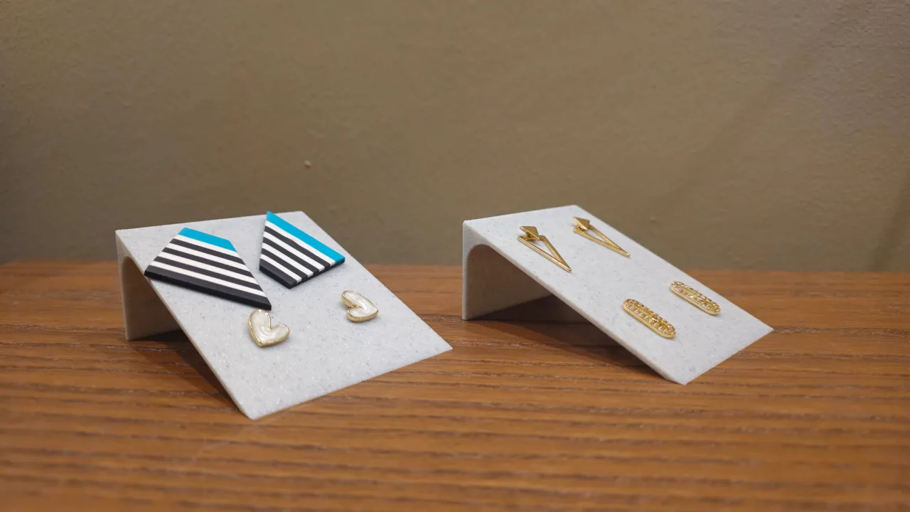 Earring stand/holder (v2) view 2