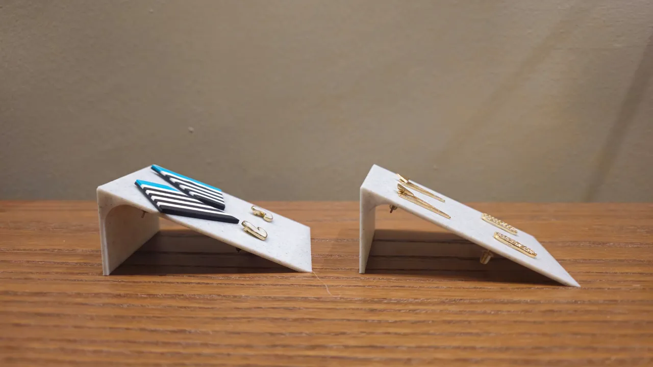 Earring stand/holder (v2) view 4