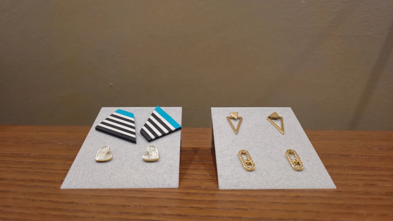 Earring stand/holder (v2) view 3
