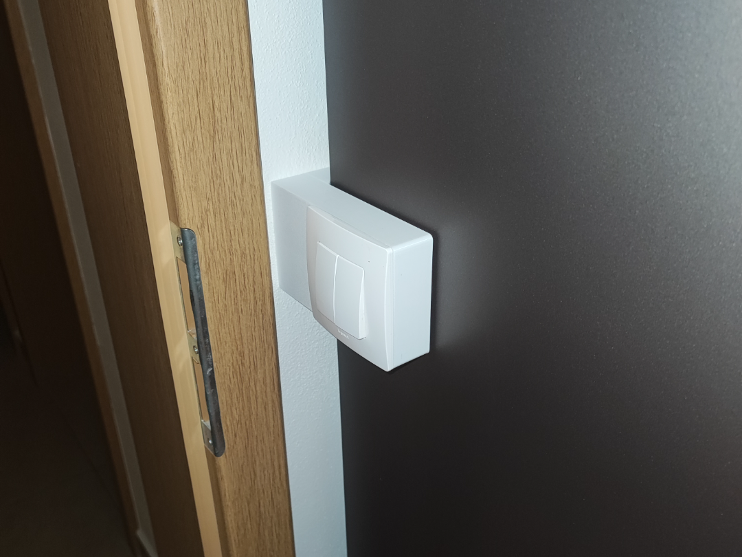 Corner switch bracket box