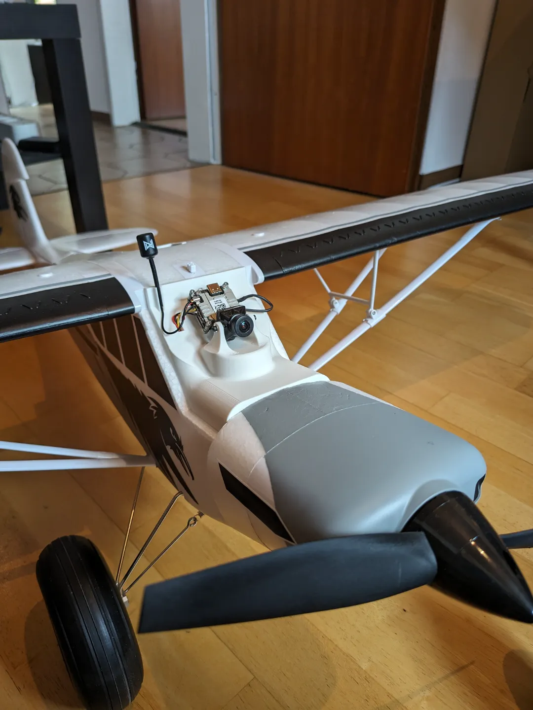 Support FPV pour avion RC FMS PA-18 1300mm
