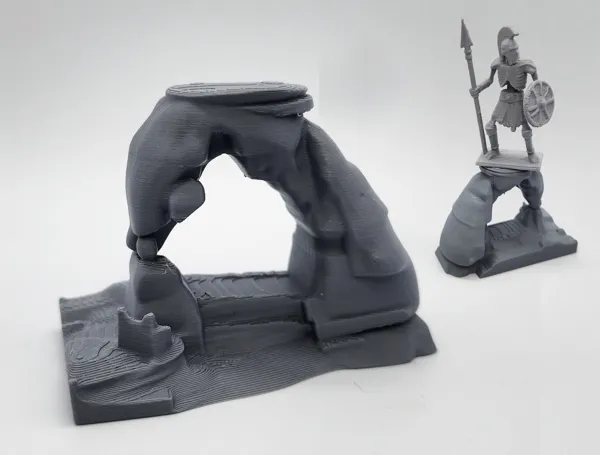 Arche rocheuse avec plateforme pour figurines