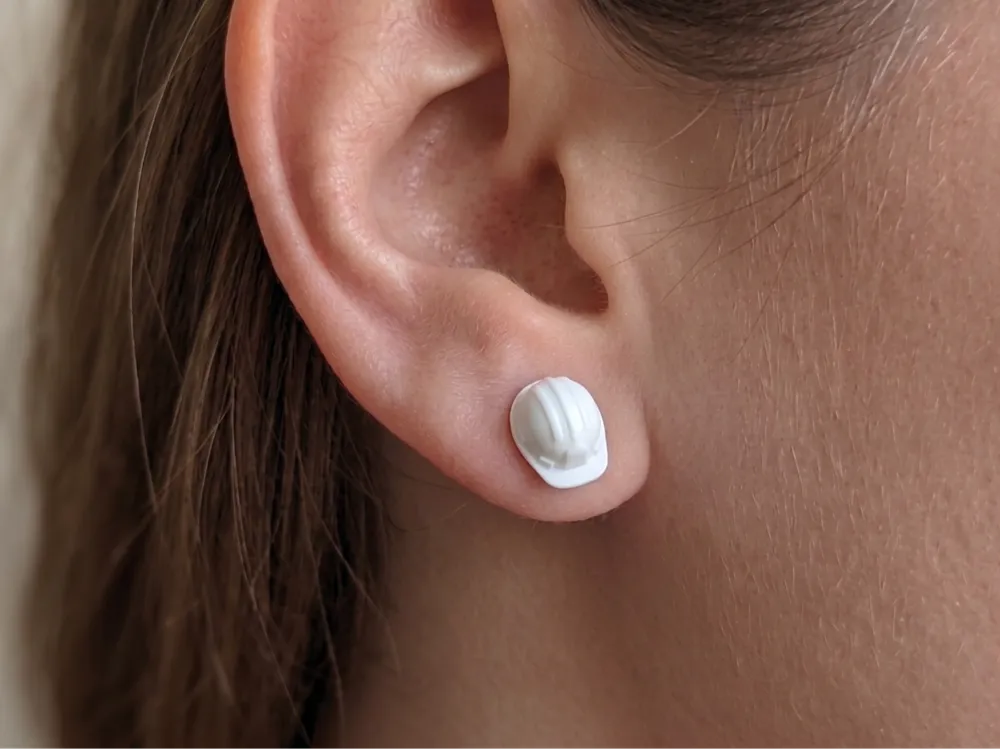 Pieza para disfraz o exhibición: Hard Hat Stud Earring, Construction Helmet Jewelry. Referencia del modelo original.