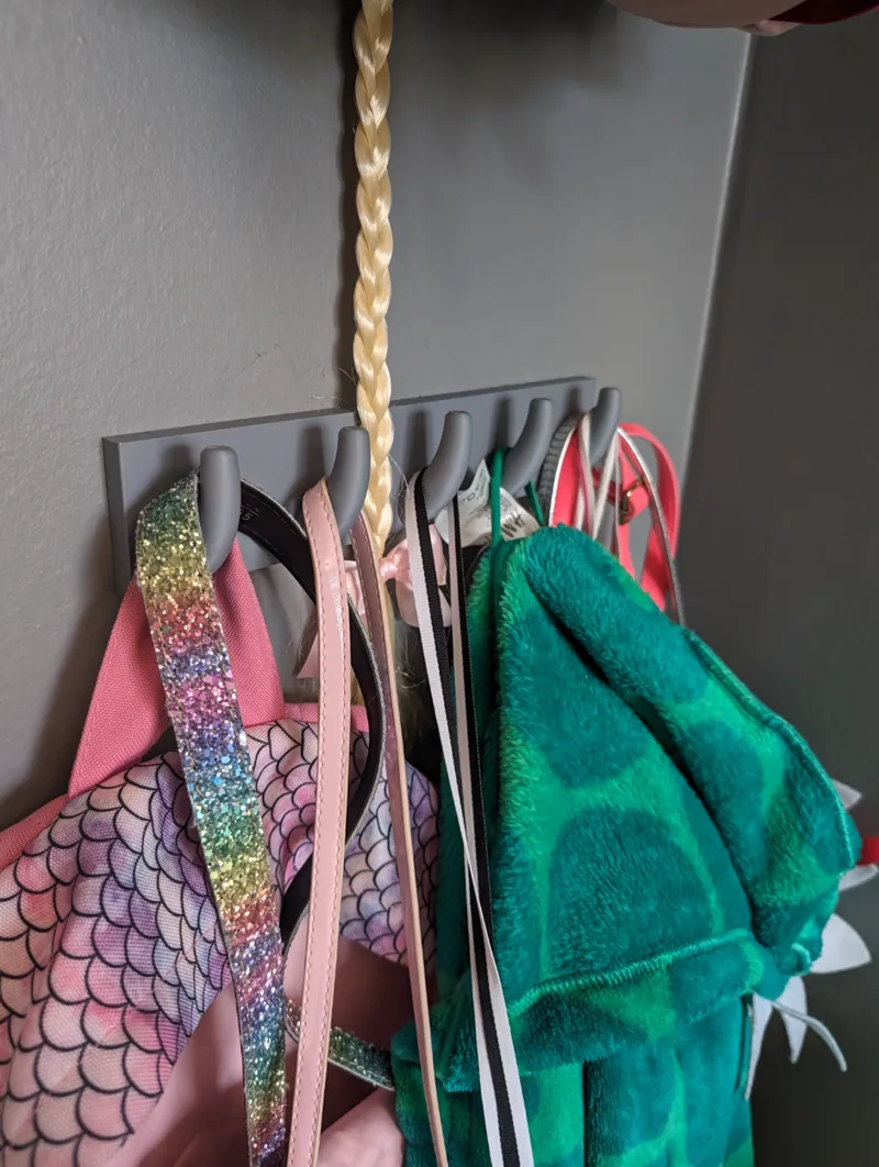 Clothes wall hanger
