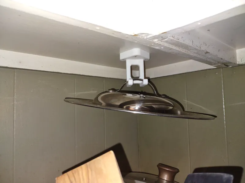 Universal Skillet Lid Holder