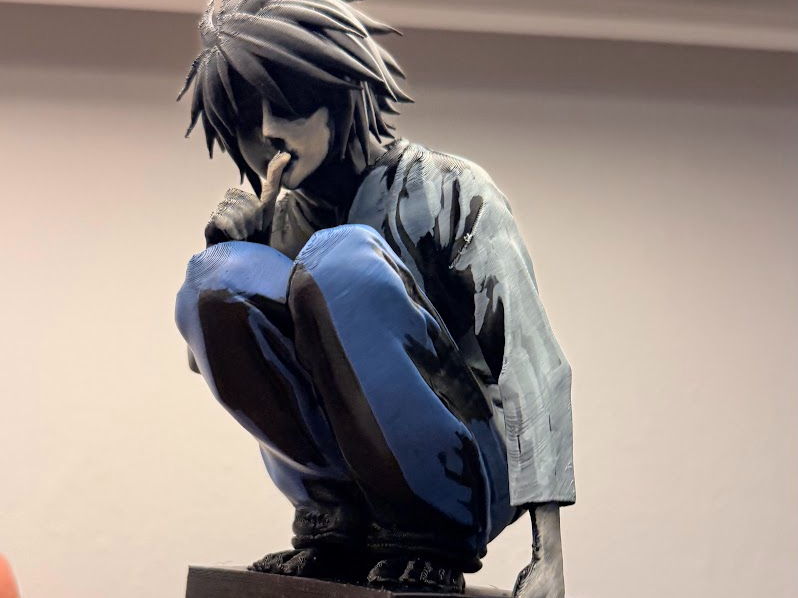 L Lawliet (de Death Note), en pose clásica