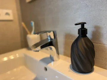 Soporte: Refillable Soap Dispenser Bottle - Twisted — vista de referencia 3