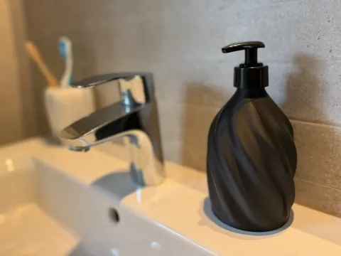Soporte: Refillable Soap Dispenser Bottle - Twisted — referencia de MakerWorld