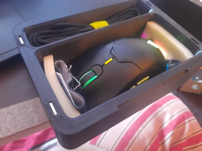 Magnetic item box