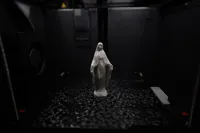 Figurine de la Vierge Marie (low poly) — photo 2