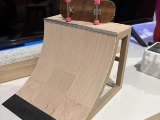 Fingerboard wood quarter pipe