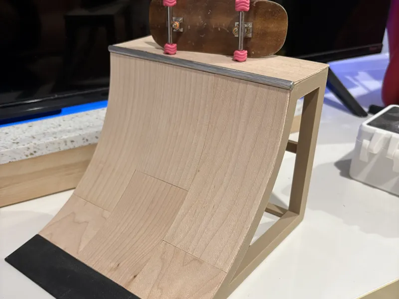 Fingerboard wood quarter pipe