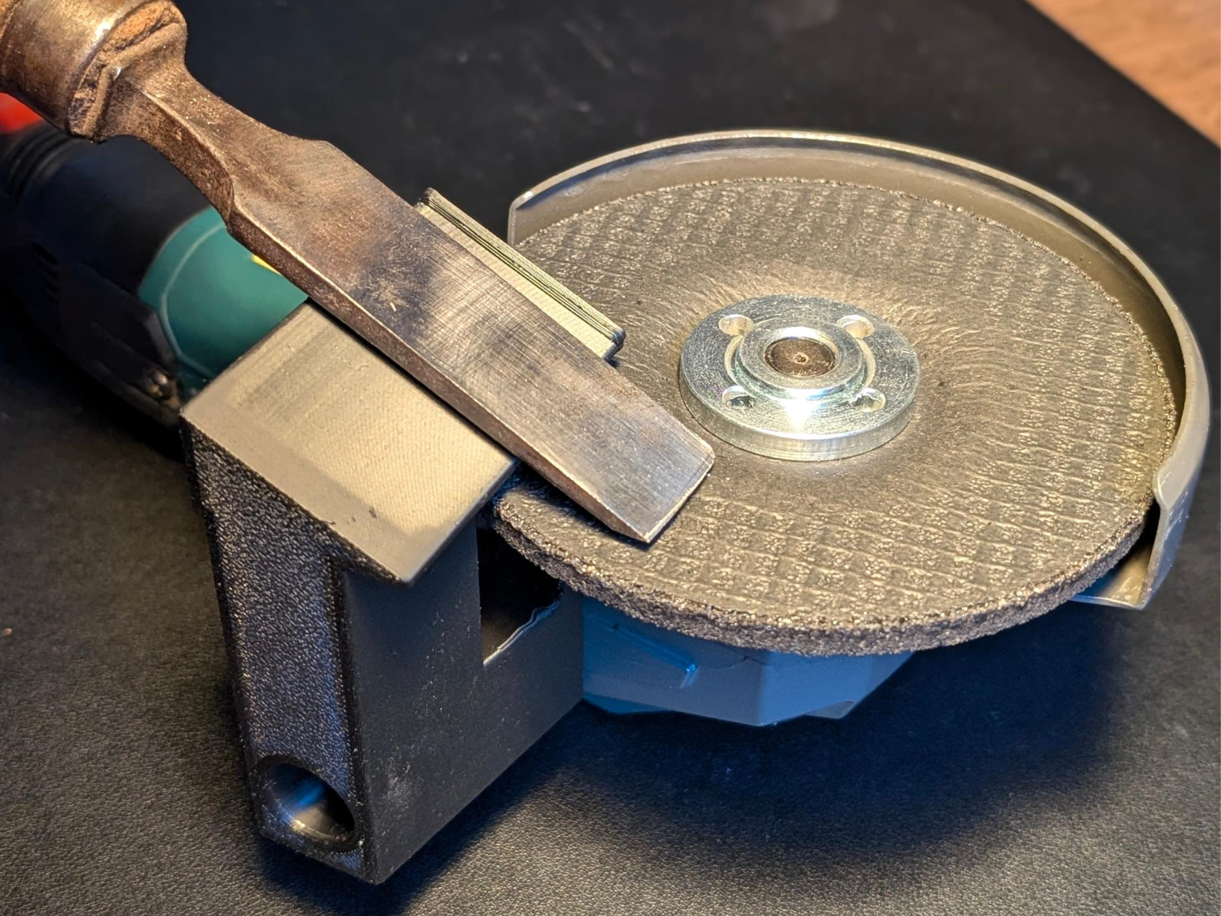 Miniatura 1 do modelo 3D Chisel sharpener jig / guide for Angle Grinder