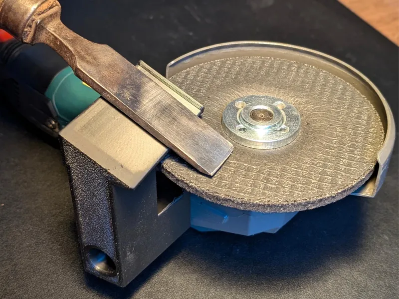 Chisel sharpener jig / guide for Angle Grinder