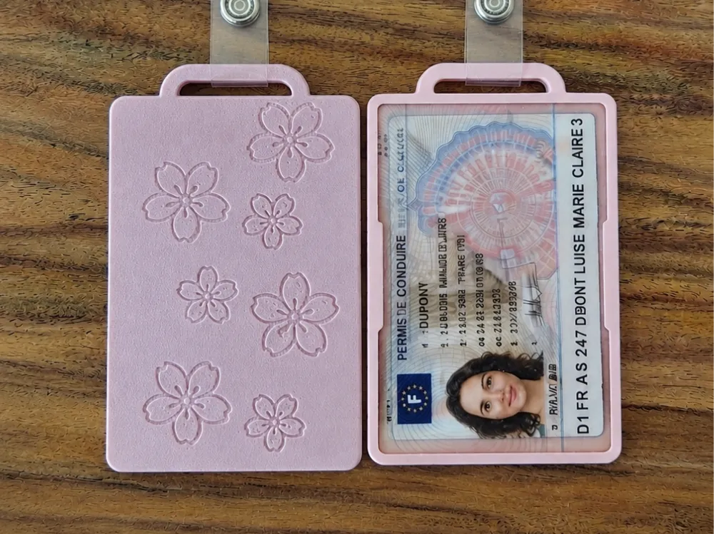 Soporte: Floral ID Card Holder. Referencia del modelo original.