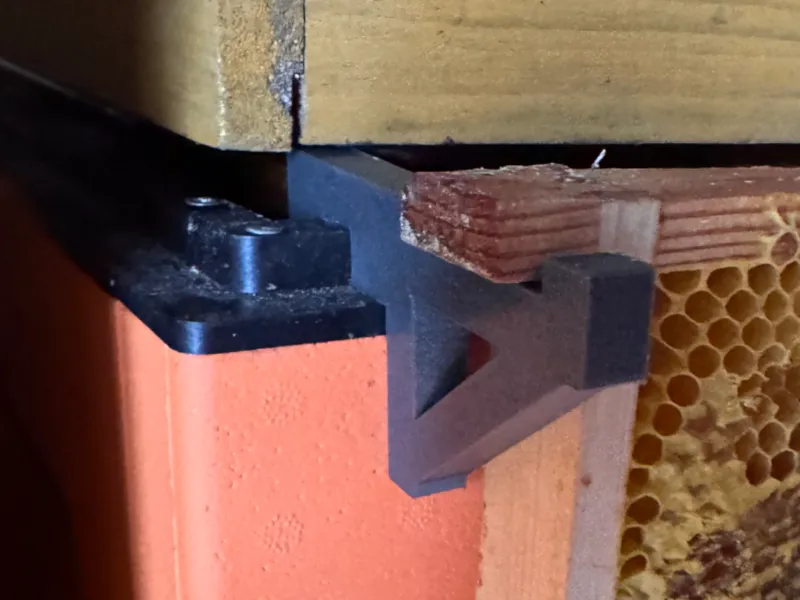 Frame holder for Lyson styrofoam beehive