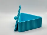 Кутия с триъгълна форма