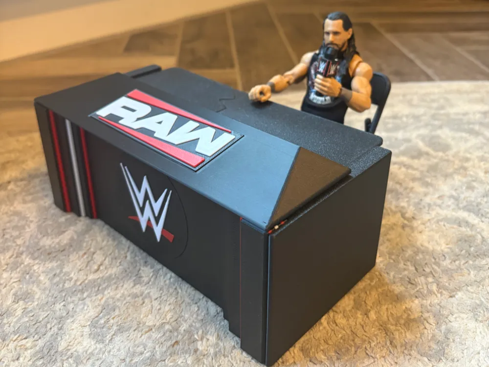 Figura decorativa: WWE RAW 2026 Announce Table. Referencia del modelo original.