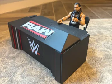 Figura decorativa: WWE RAW 2026 Announce Table — vista de referencia 5