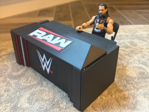 Figura decorativa: WWE RAW 2026 Announce Table — referencia de MakerWorld