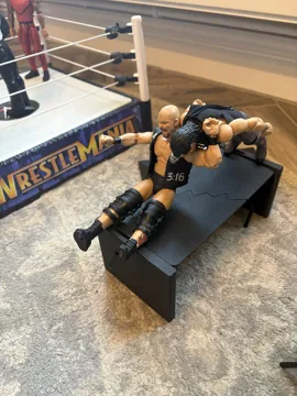Figura decorativa: WWE RAW 2026 Announce Table — vista de referencia 3