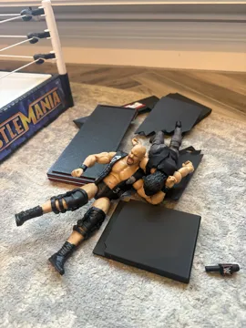 Figura decorativa: WWE RAW 2026 Announce Table — vista de referencia 4