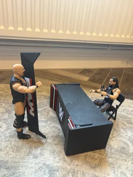 Figura decorativa: WWE RAW 2026 Announce Table — vista de referencia 2