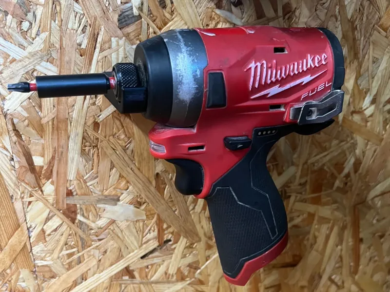 Milwaukee M12 FID Wandhalter