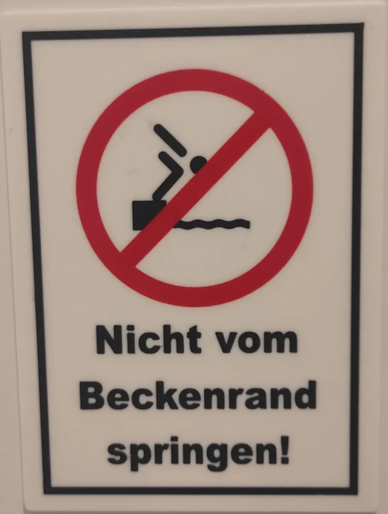 Nicht vom Beckenrand Springen!