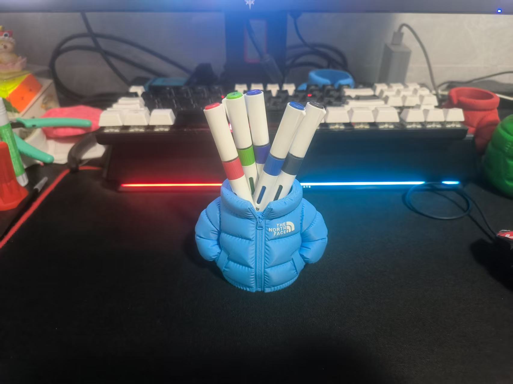 Miniatura 2 do modelo 3D 北面羽绒服笔筒