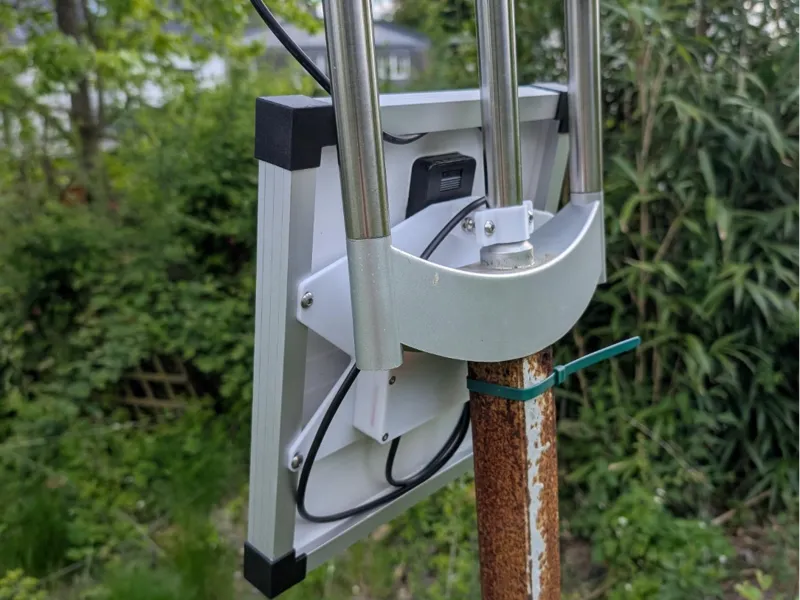 Solar Panel Pole Mount with MPPT and Battery Case 