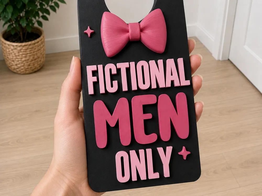 Letrero o emblema decorativo: Fictional Men Only Novelty Door Hanger Smut Reader. Referencia del modelo original.