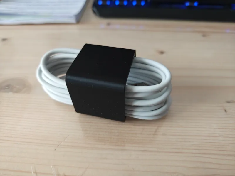 Universal resizable USB cable clip