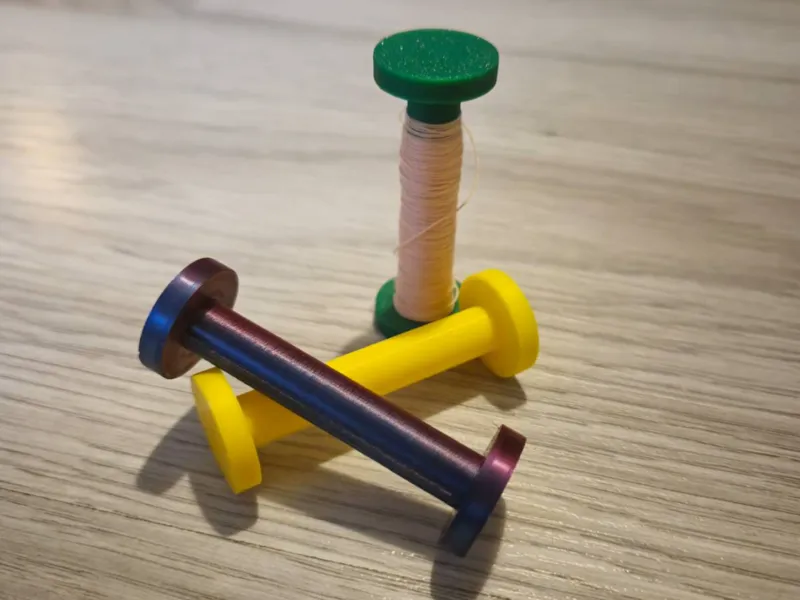 Sewing spool bobbin for thread rewinding
