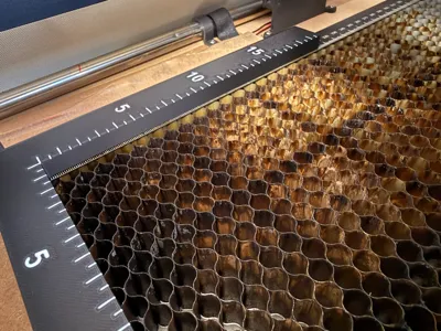 Laser honeycomb rised corner for origin alignment