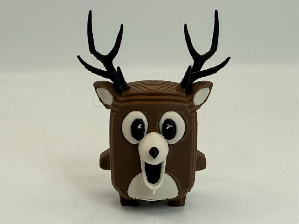 Figura decorativa: 99 Nights Deer Sprite - Cute Blocky Deer Figure. Referencia del modelo original.