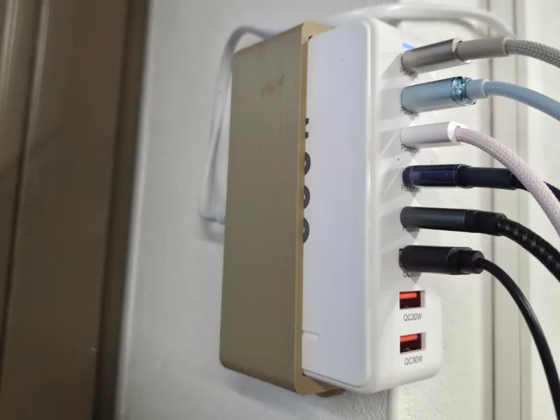 Fast Charger Mobile 8-port wall mouont