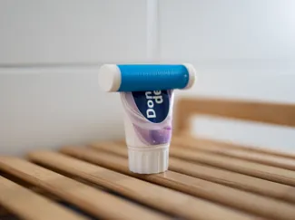 Compact ratchet toothpaste squeezer