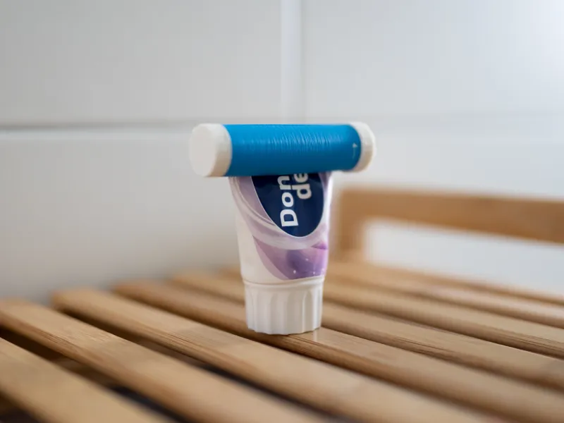 Compact ratchet toothpaste squeezer