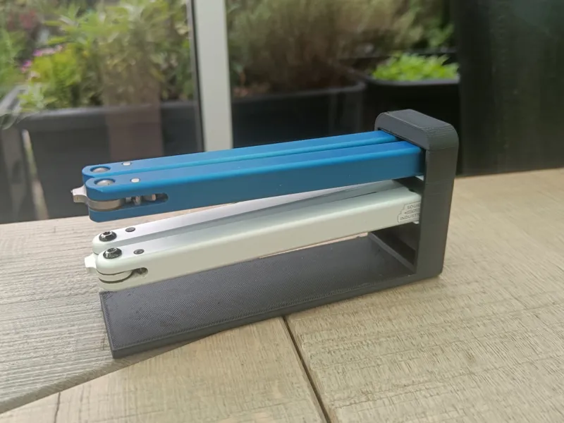 Balisong stand
